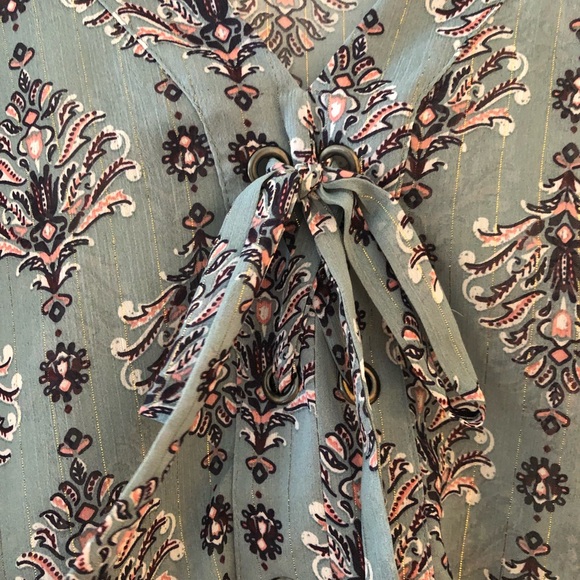 Maurices Size 1 (16-18) Sheer Print Blouse w/bell sleeve and grommet tie front. - Picture 3 of 8